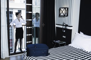 bir otel yatak telefon ederek içinde kadın varış