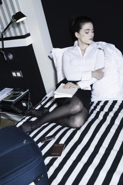 bir otel odasında uyurken kadın