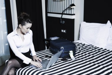 bir otel odasında tipik kadın bilgisayar