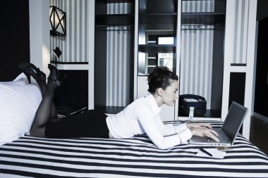 kadın bir otel yatak bilgisayar internet sörf