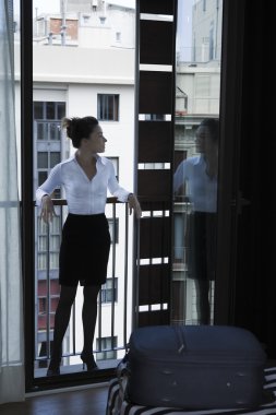 otel yatak odasında rahatlatıcı kadın