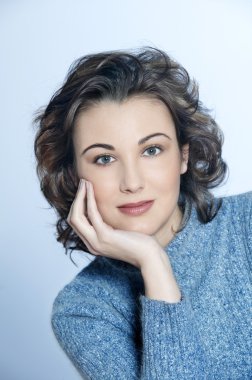 genç ve sevimli gülümseyen kadın portre Studio vurdu