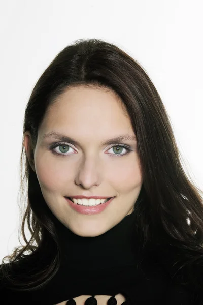 Estúdio tiro retrato de uma bela mulher sorridente de 25 anos — Fotografia de Stock