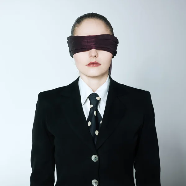 Frau mit verbundenen Augen — Stockfoto