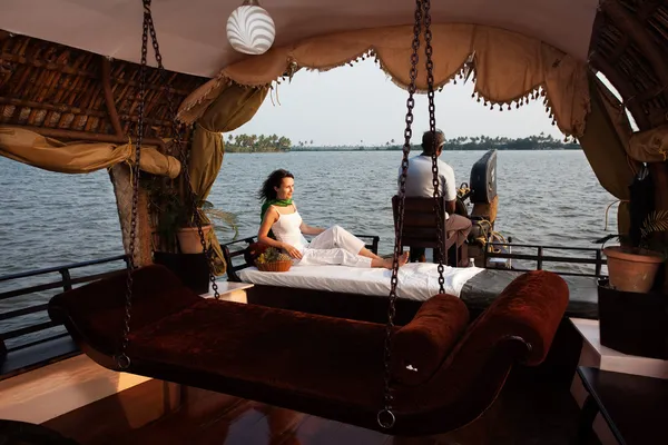 Paseo en barco casa en los remansos en Kerala estado india — Foto de Stock