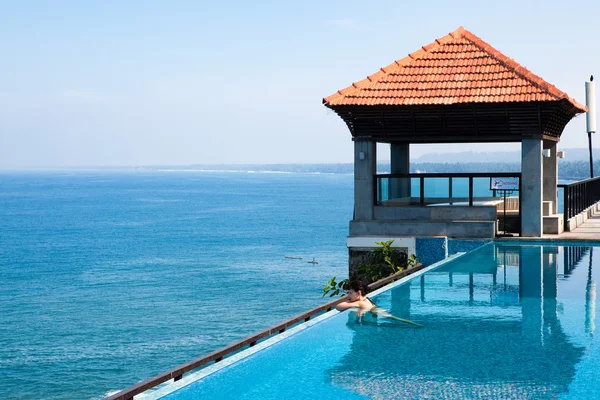 Splendid swimming pool in a hotel resort in Kerala state indi — Stock Photo, Image