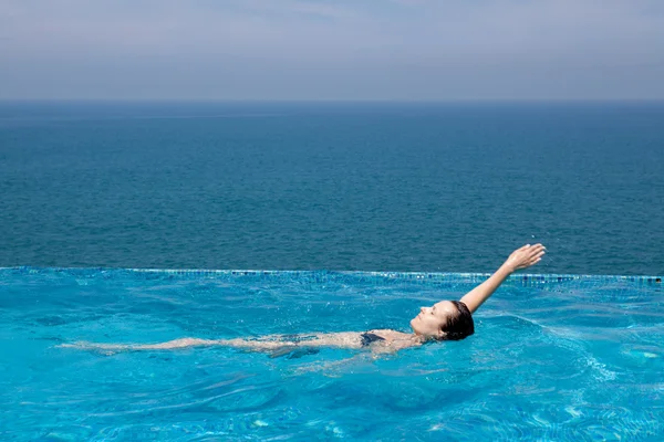 Piscina infinita — Fotografia de Stock