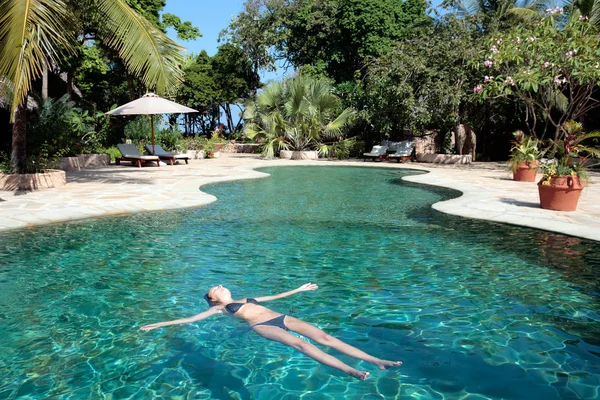 Havuz kenarında dinleniyorum.