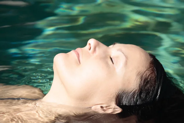 Relajarse junto a la piscina — Foto de Stock