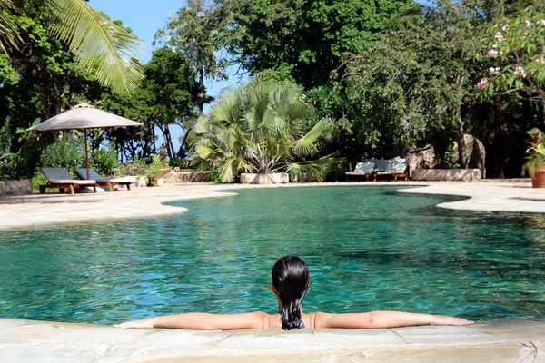 Relaxante junto à piscina — Fotografia de Stock