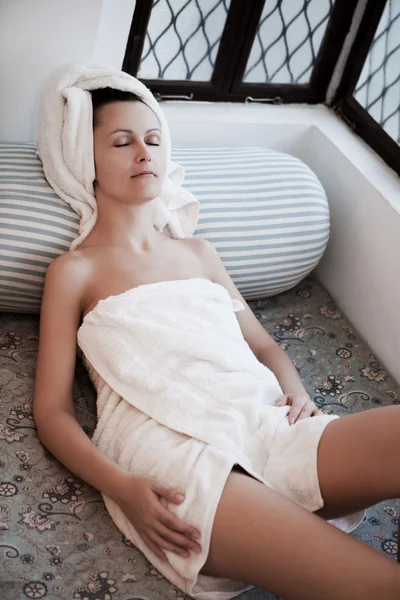 Vrouw ontspannen in een spa-lounge in india Arabische stijl — Stockfoto