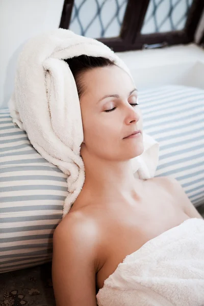 Mulher relaxante em um salão de spa em estilo árabe índia — Fotografia de Stock