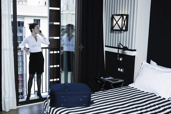 bir otel yatak telefon ederek içinde kadın varış