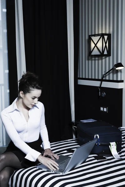 kadın otel odasında bilgisayar