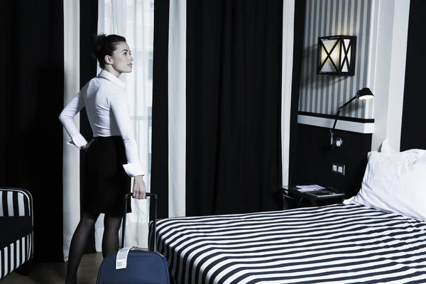 kadın keşfetmek bir otel yatak odası