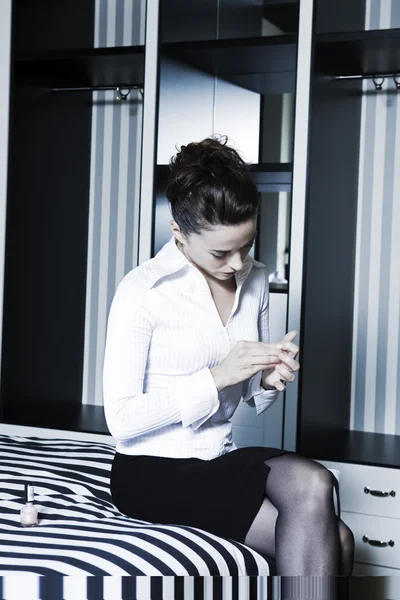 oje Manikür yapıyor kadın