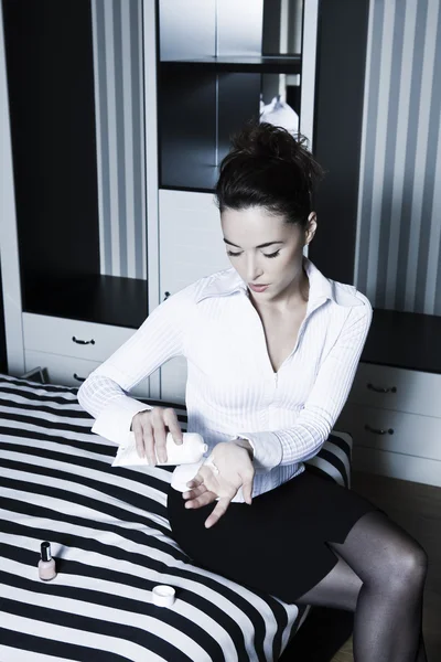 kadın krem uygulayarak bir yatak odasında