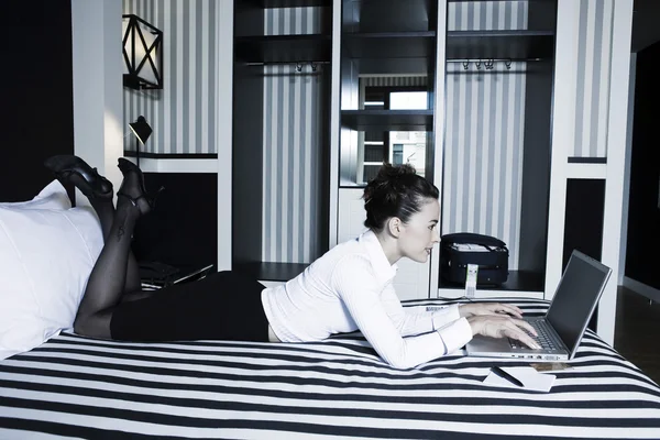 kadın bir otel yatak bilgisayar internet sörf