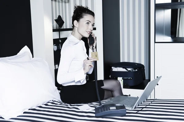 bir otel yatak telefon ederek, kadın