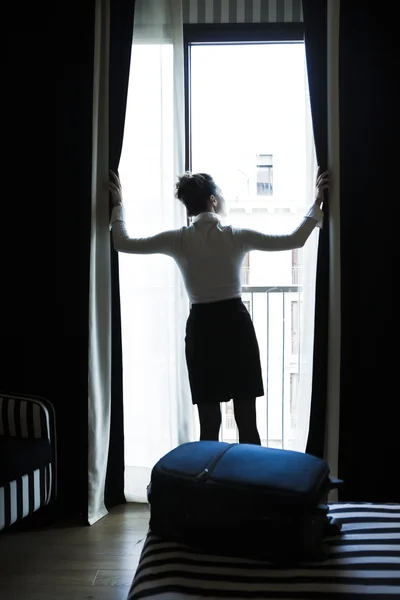 ホテルのベッドルームを残して女性 — ストック写真