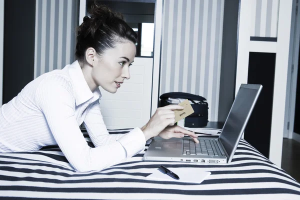 kadınla internetten alışveriş bir otel yatak odasında