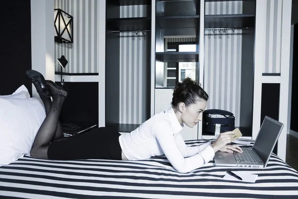 kadın internet ödeme otel yatak odasında