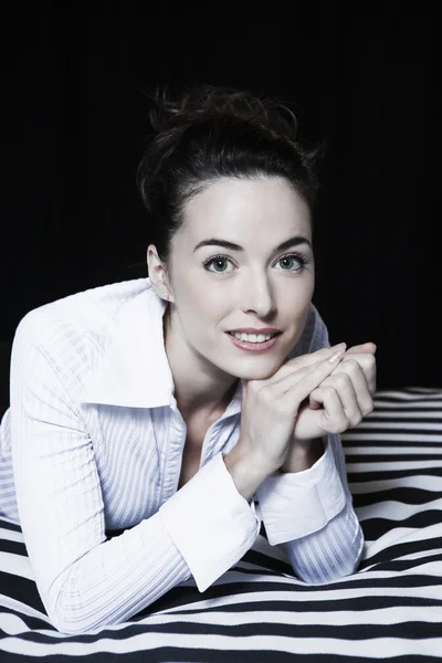 Woman portrait toothy smile in a hotel bedroom — Stock Photo, Image