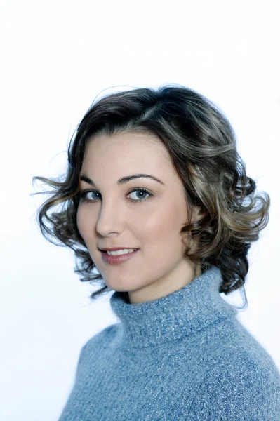 Retrato de uma jovem e fofa mulher sorridente — Fotografia de Stock