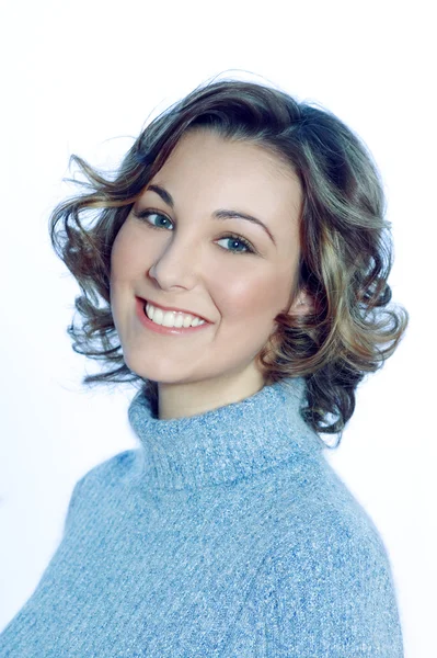 Retrato de uma jovem e fofa mulher sorridente — Fotografia de Stock