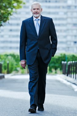 üst düzey, iş adamı sokakta yürürken emin