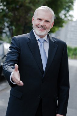 neşeli selamlayan kıdemli işadamı portresi