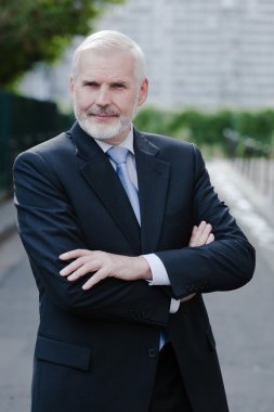 gülümseyen kıdemli erkek portre silah geçti