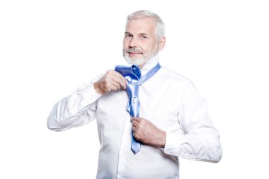 adam kıdemli giyimli uygulamakla windsor kravatı alıyorum