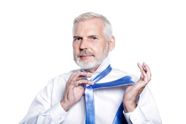 adam kıdemli giyimli uygulamakla windsor kravatı alıyorum