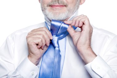 adam kıdemli giyimli uygulamakla windsor kravatı alıyorum