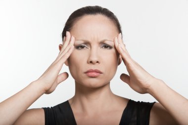 Asyalı kadın baş ağrısı