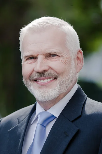 Senior affärsman porträtt leende vänliga — Stockfoto