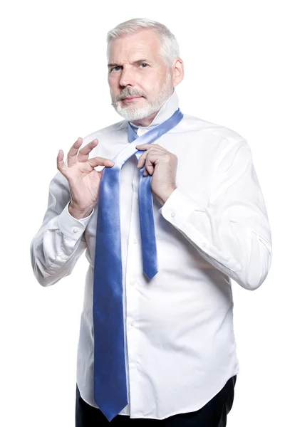 Ανώτερος άνθρωπος να πάρει ντυμένος δεσμεύοντος γραβάτα windsor — Φωτογραφία Αρχείου