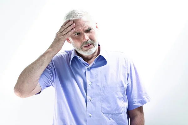 Migraña o pérdida de memoria enfermedad hombre mayor dolor de cabeza —  Fotos de Stock