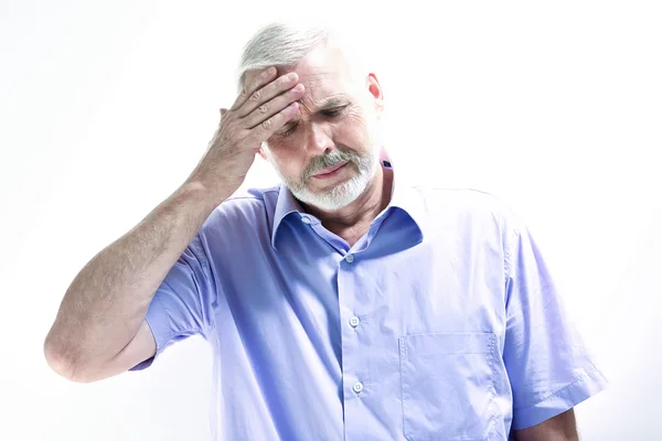 片頭痛やメモリ損失の病気の年配の男性人頭痛 — ストック写真