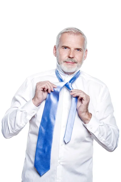Ανώτερος άνθρωπος να πάρει ντυμένος δεσμεύοντος γραβάτα windsor — Φωτογραφία Αρχείου