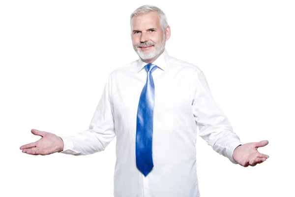 Man senior krijgen gekleed gelijkmakende windsor stropdas — Stockfoto