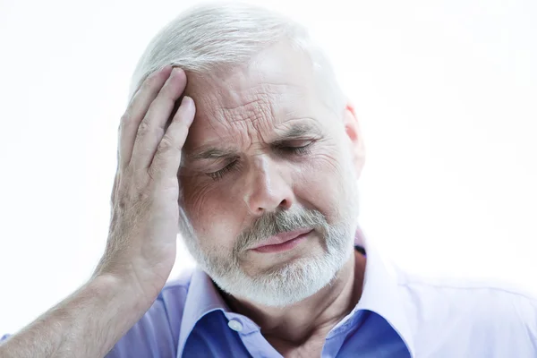 片頭痛やメモリ損失の病気の年配の男性人頭痛 — ストック写真