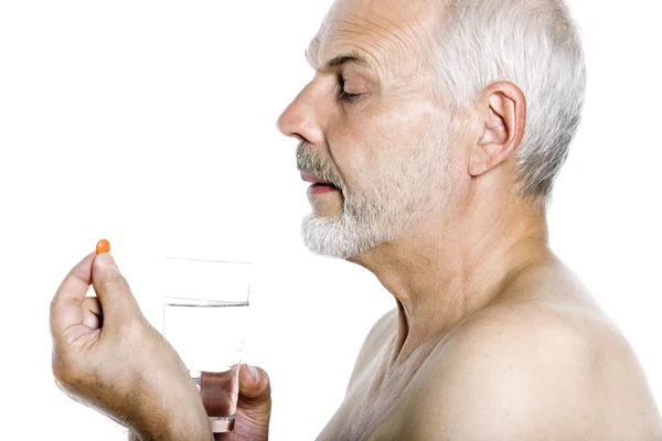 Retrato de homem sênior tomando pílula de medecina — Fotografia de Stock