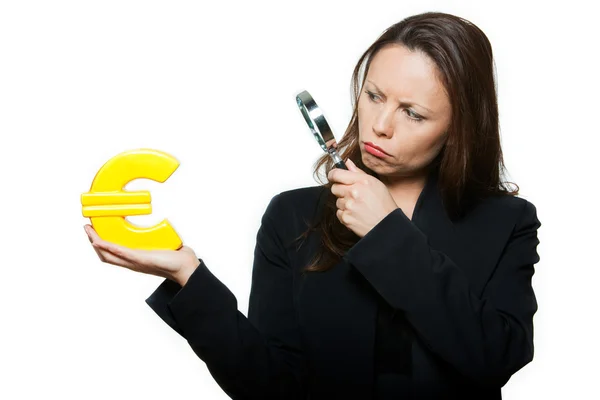 Портрет красивой обеспокоенной женщины, осматривающей евро — стоковое фото