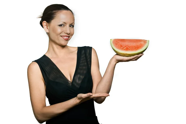 Porträt einer lächelnden schönen asiatischen Frau mit Wassermelone — Stockfoto
