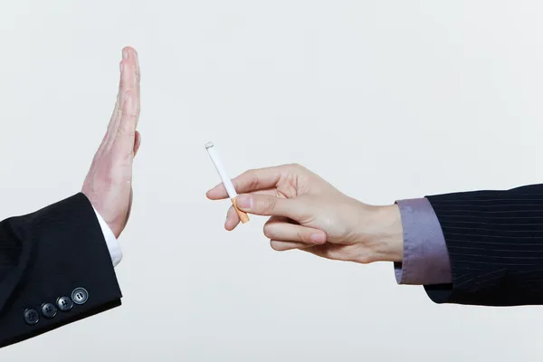Dwóch mężczyzn ręce przestać gest palenia — Zdjęcie stockowe
