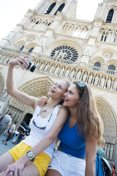 Mujer visitando París —  Fotos de Stock