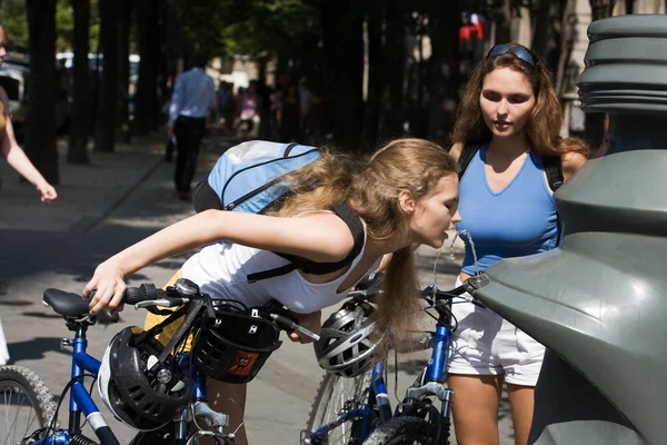 Woman visiting paris — Stock Photo, Image