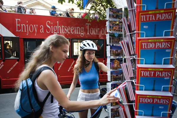 Woman visiting paris — Stock Photo, Image